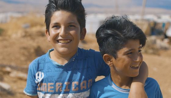 Fadi en vriend samen lachend in Libanon_Shield_War Child_191108