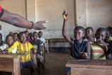 Kinderen volgen onderwijs in de klas op school in DR Congo_War Child_180628