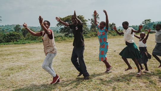 Mali_tijdens War Child TeamUp activiteiten in Oeganda_dansen in een polonaise_War Child Oeganda_190915