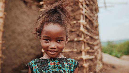War Child TeamUp in Oeganda_meisje voor huis_KyakaII_War Child_190917