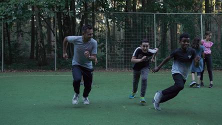 Vrijwilliger Robert begeleidt de TeamUp activiteiten voor gevluchte jongeren_War Child_200810