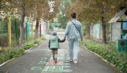 War-Child_Oekraïne_Veilige-Plek_ Denys_buiten-met-moeder-weg_231022