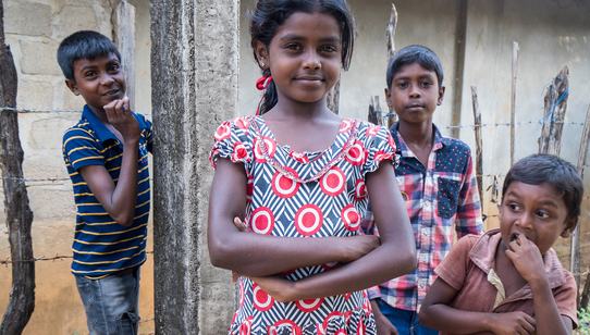 War Child meisje Sri Lanka_met vrienden voor gebouw_War Child Sri Lanka_200223 .jpg